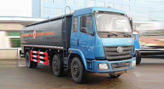 解放小三轴化工液体运输车