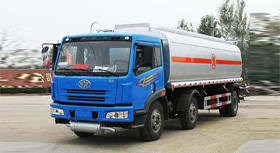 解放小三轴化工液体运输车